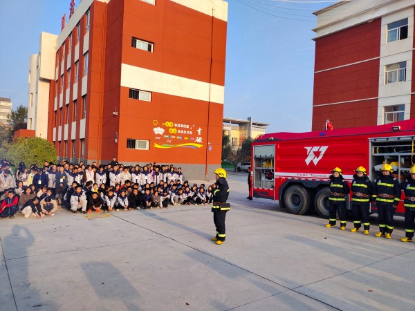 11月6日，彬州公司消防隊進學校宣傳消防知識2.jpg