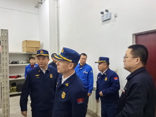 11月13日，咸陽市消防救援支隊(duì)檢查消防器材庫.jpg
