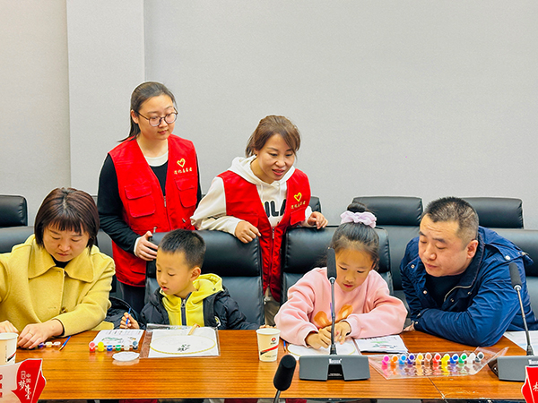 11月30日晚，物料車間黨支部開展“清風常伴 以廉守家”為主題的廉潔文化進家庭活動--志愿者指導(dǎo).jpg