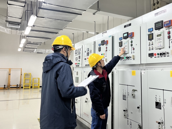 12月，計控電儀部運行人員正在巡檢.jpg