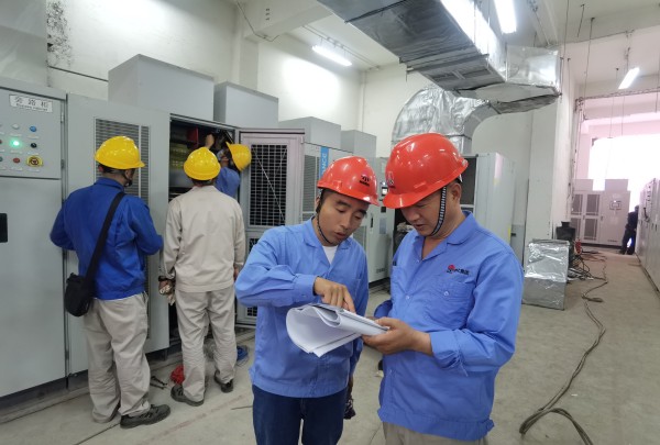 變頻技改現(xiàn)場(chǎng)，大家正在積極討論.jpg