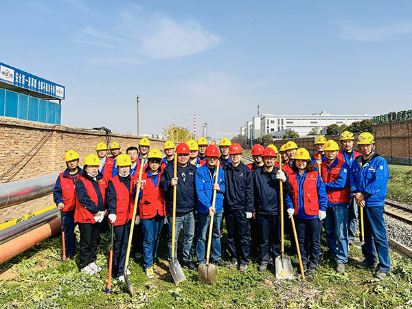 3月20日下午，物料車間黨支部開展“清除雜草保安全 志愿服務(wù)顯擔(dān)當(dāng)”主題活動(dòng)，黨員及青年志愿者集體合影    600.jpg