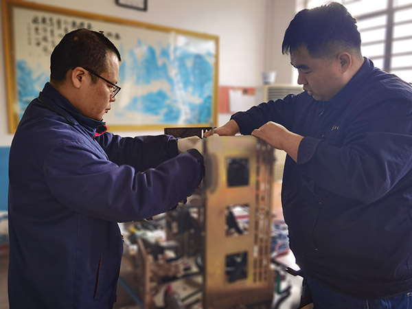 1月14日，檢修一班技術骨干正在對氬壓縮機控制回路技術改造2.jpg