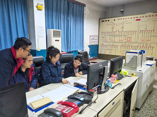 1月22日，張瑩和同事對操作票進行講解.jpg