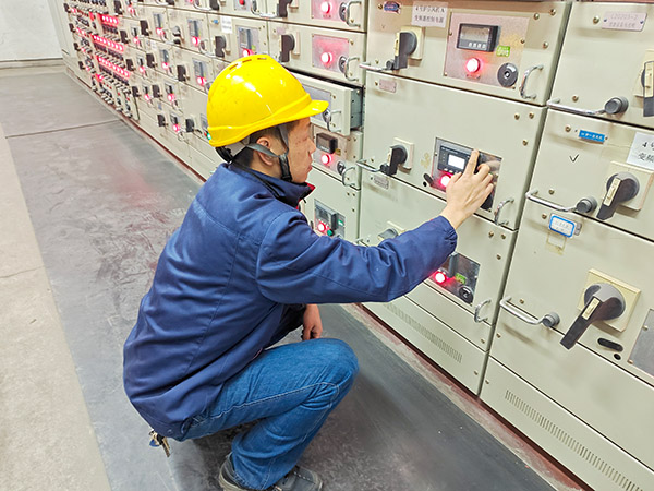 2月5日，運行人員正在配電室巡檢.jpg
