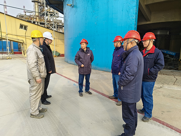 2月18日，基建部部長張政權(quán)與尿素車間主任王濤現(xiàn)場檢查項目情況1.jpg