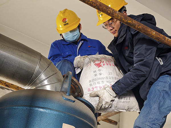 2.19日動(dòng)力車間三期干燥機(jī)廠房?jī)?nèi)，劉凱、張樂正在更換吸附劑.jpg