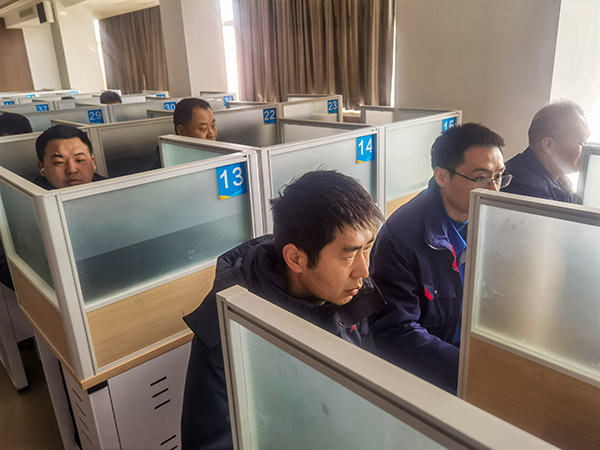 2月25日，合成車間員工進(jìn)行“懂會能”考試 (2).jpg