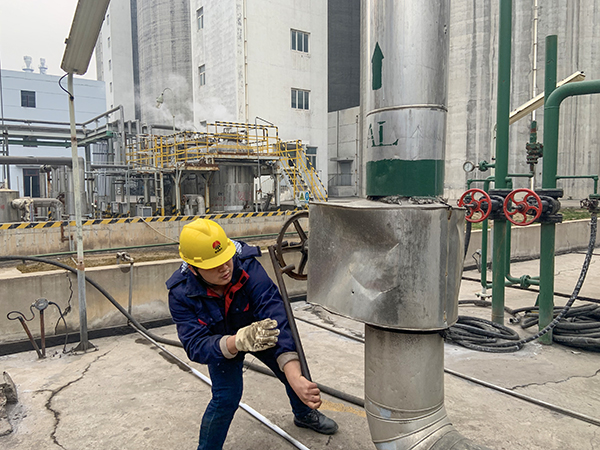 3月12時(shí)，合成車間員工關(guān)小閥門，避免浪費(fèi).jpg