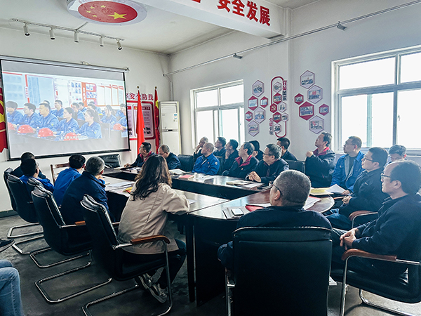 3月13日下午，物料車間黨支部開展“惠學(xué)礪心 筑夢(mèng)前行”主題黨日活動(dòng)，圖為集中觀看了陜煤集團(tuán)第一期惠學(xué)礪心大課堂錄播視頻.jpg