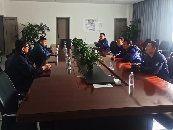 白安林與胡抗戰(zhàn)，杜寶順認(rèn)真交流_20250318092349.jpg