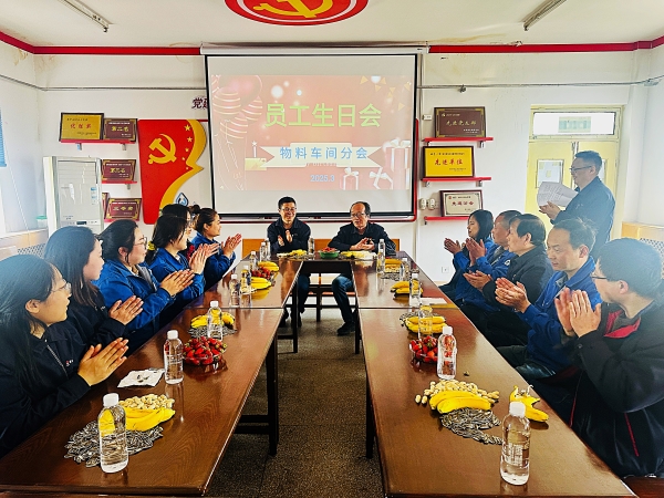 3月21日下午，物料車間開展“集體生日會”-圖為主持人鄧軍開場.jpg