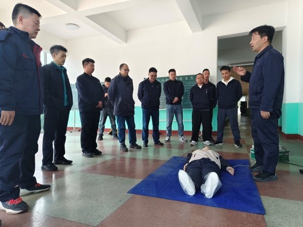 3月21日，應(yīng)急隊員寧修生在尿素車間講解心肺復(fù)蘇.jpg