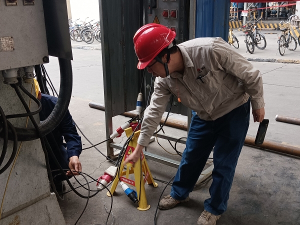 4月9日，計(jì)控電儀部安全員黃建榮在進(jìn)行安全用電現(xiàn)場檢查，為作業(yè)人員指出問題并認(rèn)真講解正確操作及規(guī)定。.jpg