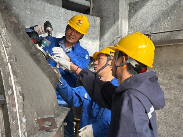 4月9日王明偉、康金生、青工曾炳睿在2#鍋爐磨煤機更換北側(cè)磨輥溫度.jpg