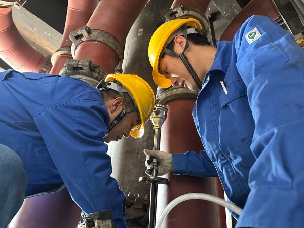 4月9日王明偉、康金生在2#鍋爐磨煤機更換磨輥溫度.jpg