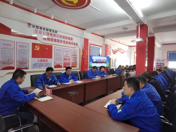 2025年3月，在支部學(xué)習(xí)會之余，計控電儀部黨支部書記王文波帶領(lǐng)黨員領(lǐng)導(dǎo)干部認(rèn)真梳理一二期檢修項目計劃.jpg