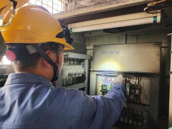 4月10日康金生、曾炳睿在一期給煤機平臺更換給煤機控制柜內PLC及擴展模塊主機.jpg
