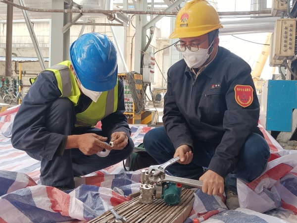 4月13日，計(jì)控電儀部員工方立民在一期空分現(xiàn)場(chǎng)進(jìn)行空分儀表的更換工作.jpg