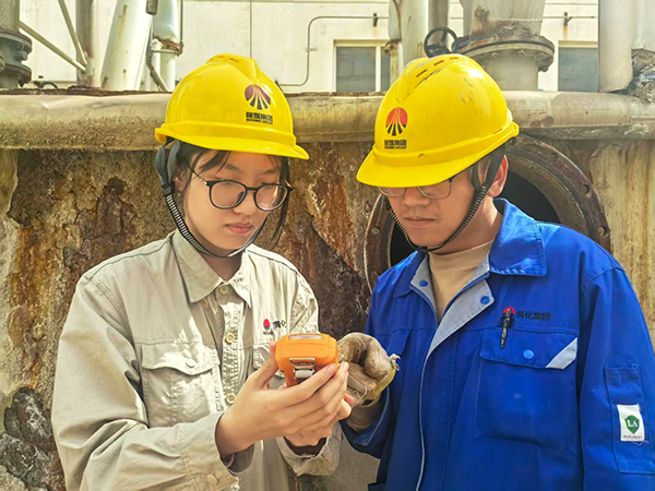 4月16日，污水崗位內(nèi)操李強強現(xiàn)場教學如何使用四合一儀器.jpg
