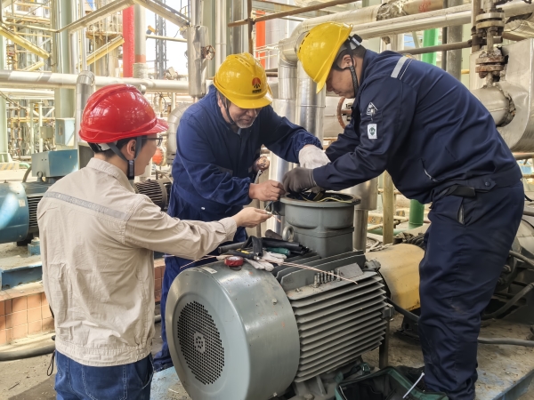 電氣人員正在檢修電動機(jī).jpg