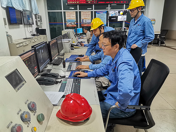 4月21日，3號鍋爐點爐，車間各工藝人員正在精心操作，嚴密監(jiān)控.jpg