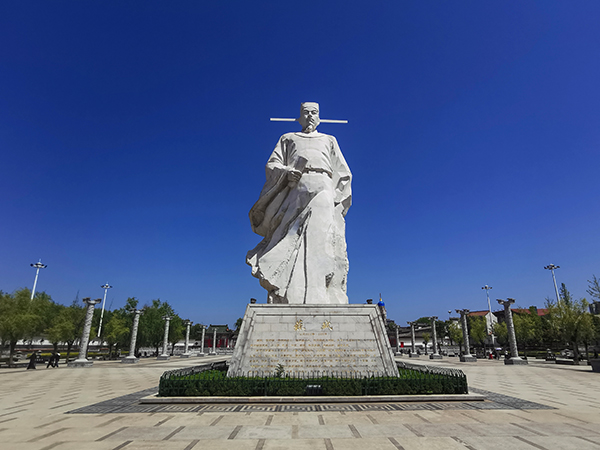 蘇軾雕像，5月2日拍于鳳翔東湖.jpg