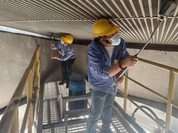 2025年5月19日，乙二醇車(chē)間職工認(rèn)真清理壓縮機(jī)組空冷島管束.jpg