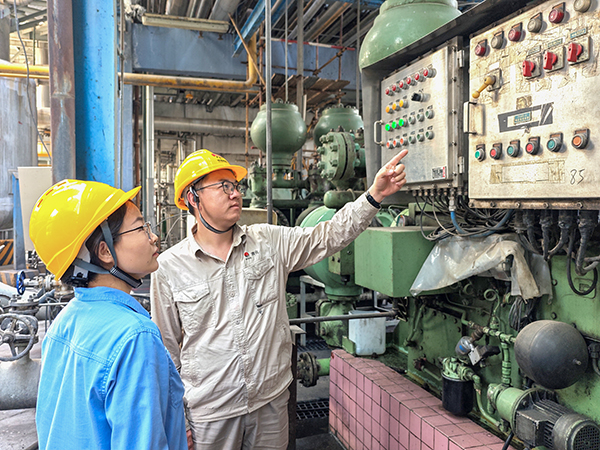 2025年6月23日，設備員對班組人員進行現(xiàn)場教學.jpg