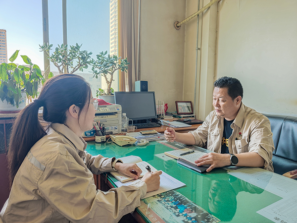 人力資源部部長(zhǎng)郭淑平與職工進(jìn)行思想談話.jpg