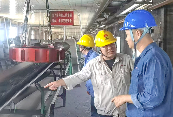 6月27日，技術(shù)員林佳峰和安技員李青就環(huán)保項目倉頂全密封導(dǎo)料槽對承包商技術(shù).安全.和進(jìn)度要求.jpg